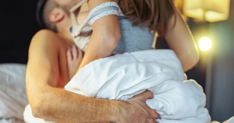 2021/09/1632948586_1632944852586-1605974166061-1-romantic-couple-lying-down-on-bed-at-home.jpg
